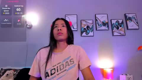 sophie_w1 online show from 11/24/25, 12:16