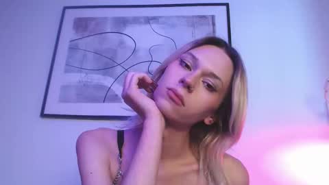 Snapshot of sophiediamond_x chatting on 10/19/25, 10:27 sophiediamond_x online show from 10/19/25, 10:27