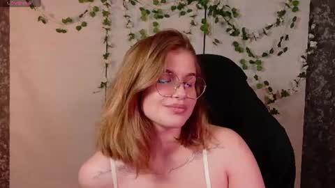 Snapshot of sophiemure chatting on 06/30/26, 08:43 Sophie online show from 06/30/26, 08:43