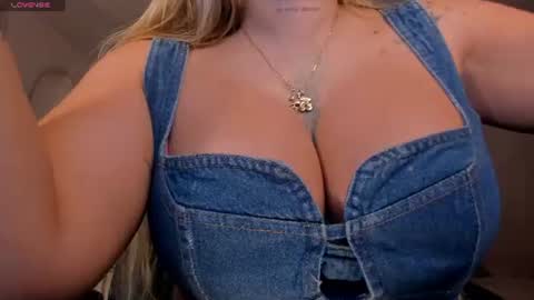 Snapshot of sophiepalmerx chatting on 06/15/26, 12:29 Sophie Palmer online show from 06/15/26, 12:29