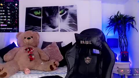 Snapshot of sophiieesweet chatting on 02/02/25, 08:51 Sophie Sweet online show from 02/02/25, 08:51