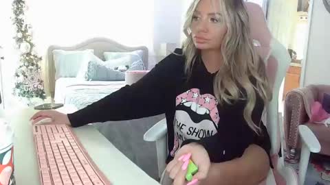 Snapshot of southernbarbii chatting on 12/01/24, 04:29 Your Barbii online show from 12/01/24, 04:29