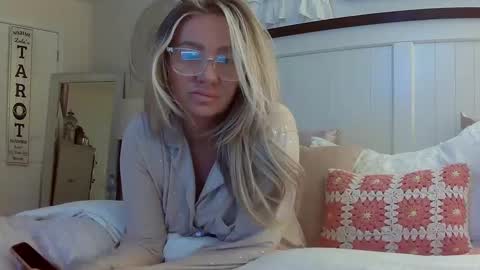 Snapshot of southernbarbii chatting on 12/29/24, 11:40 Your Barbii online show from 12/29/24, 11:40