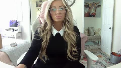 Snapshot of southernbarbii chatting on 02/18/25, 03:21 Your Barbii online show from 02/18/25, 03:21