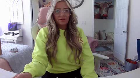 Snapshot of southernbarbii chatting on 02/18/25, 06:47 Your Barbii online show from 02/18/25, 06:47