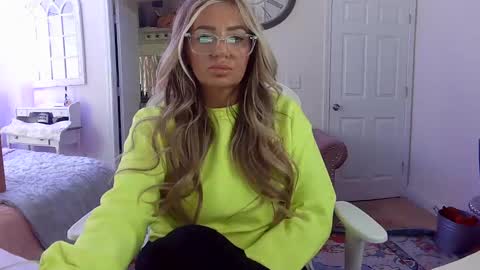 Snapshot of southernbarbii chatting on 02/18/25, 09:53 Your Barbii online show from 02/18/25, 09:53