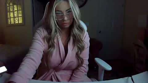 Snapshot of southernbarbii chatting on 02/20/25, 10:37 Your Barbii online show from 02/20/25, 10:37