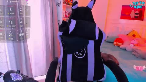 Lili online show from 11/18/25, 09:19