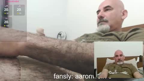 Snapshot of soyelpoti79 chatting on 11/15/25, 01:40 WhiteWolfFL online show from 11/15/25, 01:40