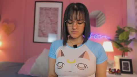 Snapshot of soysaraa_ chatting on 06/05/26, 05:03 Aleja online show from 06/05/26, 05:03