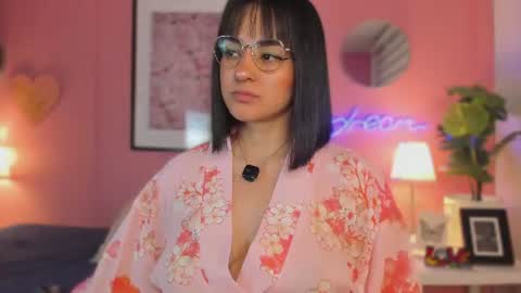 Snapshot of soysaraa_ chatting on 06/24/26, 04:44 Aleja online show from 06/24/26, 04:44