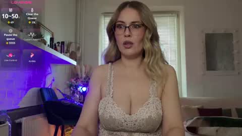 Snapshot of spicyhotmilf chatting on 06/28/26, 02:06 Lexsy online show from 06/28/26, 02:06