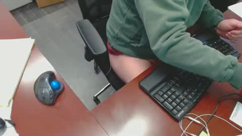 Snapshot of squirrelly82 chatting on 01/24/25, 09:15 make me cum c2c talk to me online show from 01/24/25, 09:15