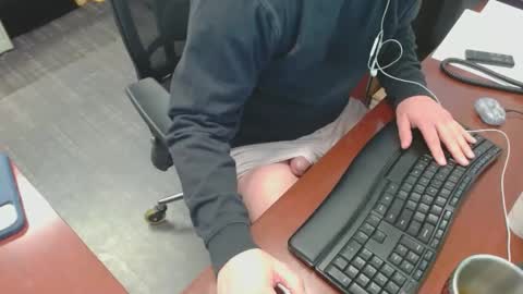 Snapshot of squirrelly82 chatting on 02/27/25, 09:25 make me cum c2c talk to me online show from 02/27/25, 09:25