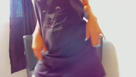 Snapshot of squirttati33 chatting on 02/19/25, 04:11 Tati online show from 02/19/25, 04:11