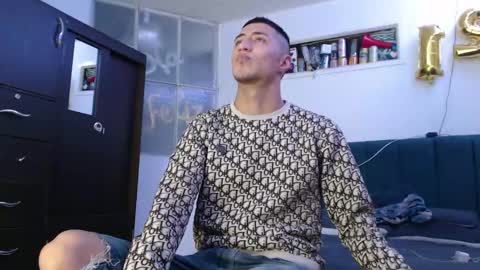 Snapshot of sr_porn01 chatting on 01/17/25, 08:55 sr_porn01 online show from 01/17/25, 08:55