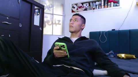 Snapshot of sr_porn01 chatting on 01/24/25, 08:32 sr_porn01 online show from 01/24/25, 08:32