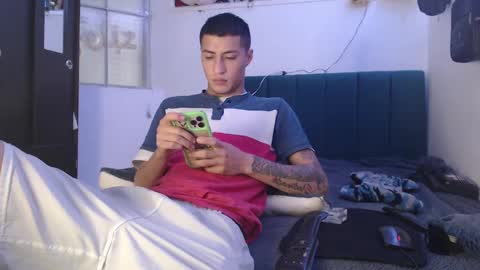 Snapshot of sr_porn01 chatting on 02/14/25, 01:40 sr_porn01 online show from 02/14/25, 01:40