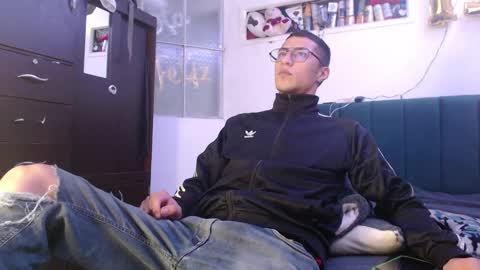 Snapshot of sr_porn01 chatting on 02/17/25, 09:30 sr_porn01 online show from 02/17/25, 09:30