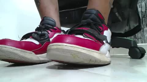 Snapshot of srfindomfeet_ chatting on 04/19/26, 06:10 sr master cum its my old account online show from 04/19/26, 06:10
