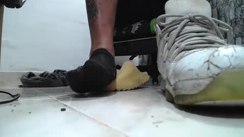 Snapshot of srfindomfeet_ chatting on 04/25/26, 05:43 sr master cum its my old account online show from 04/25/26, 05:43