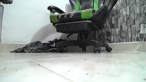 Snapshot of srfindomfeet_ chatting on 04/26/26, 05:49 sr master cum its my old account online show from 04/26/26, 05:49
