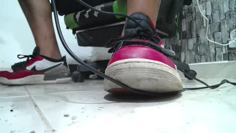 Snapshot of srfindomfeet_ chatting on 04/27/26, 08:18 sr master cum its my old account online show from 04/27/26, 08:18