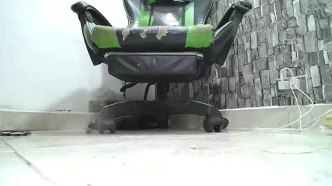Snapshot of srfindomfeet_ chatting on 04/29/26, 03:10 sr master cum its my old account online show from 04/29/26, 03:10