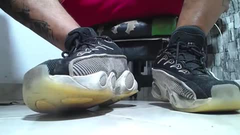 Snapshot of srfindomfeet_ chatting on 05/12/26, 06:49 sr master cum its my old account online show from 05/12/26, 06:49