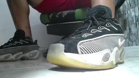 Snapshot of srfindomfeet_ chatting on 05/14/26, 05:58 sr master cum its my old account online show from 05/14/26, 05:58