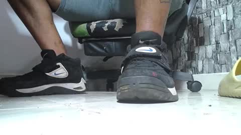 Snapshot of srfindomfeet_ chatting on 05/19/26, 05:52 sr master cum its my old account online show from 05/19/26, 05:52