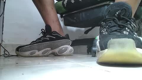 Snapshot of srfindomfeet_ chatting on 05/22/26, 09:53 sr master cum its my old account online show from 05/22/26, 09:53