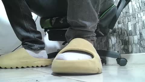 Snapshot of srfindomfeet_ chatting on 05/24/26, 01:32 sr master cum its my old account online show from 05/24/26, 01:32