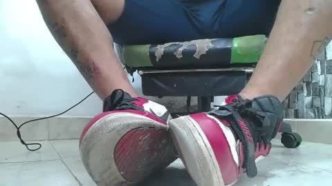 Snapshot of srfindomfeet_ chatting on 05/27/26, 01:57 sr master cum its my old account online show from 05/27/26, 01:57
