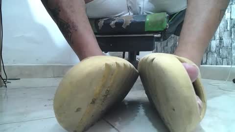 Snapshot of srfindomfeet_ chatting on 06/01/26, 06:26 sr master cum its my old account online show from 06/01/26, 06:26