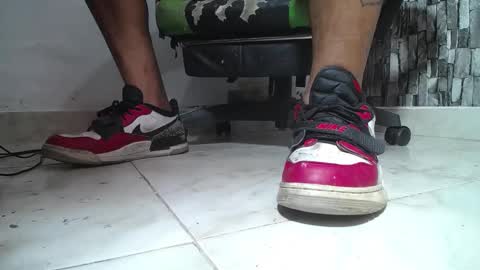 Snapshot of srfindomfeet_ chatting on 06/04/26, 04:02 sr master cum its my old account online show from 06/04/26, 04:02