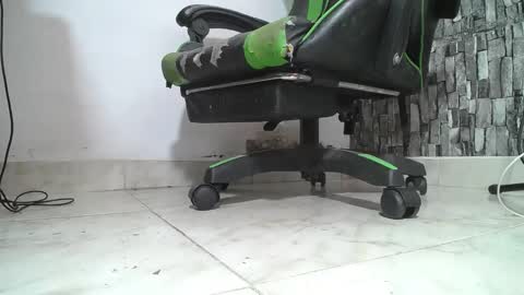 Snapshot of srfindomfeet_ chatting on 06/05/26, 06:02 sr master cum its my old account online show from 06/05/26, 06:02