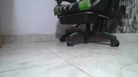 Snapshot of srfindomfeet_ chatting on 06/08/26, 05:02 sr master cum its my old account online show from 06/08/26, 05:02