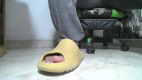 Snapshot of srfindomfeet_ chatting on 06/09/26, 05:08 sr master cum its my old account online show from 06/09/26, 05:08