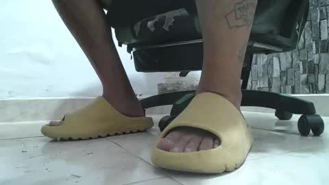 Snapshot of srfindomfeet_ chatting on 06/11/26, 12:08 sr master cum its my old account online show from 06/11/26, 12:08