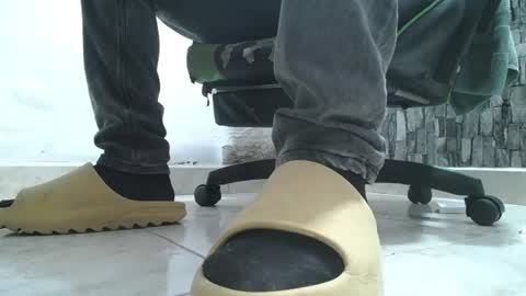 Snapshot of srfindomfeet_ chatting on 06/13/26, 07:39 sr master cum its my old account online show from 06/13/26, 07:39