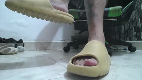 Snapshot of srfindomfeet_ chatting on 06/15/26, 07:10 sr master cum its my old account online show from 06/15/26, 07:10