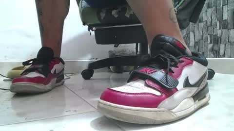 Snapshot of srfindomfeet_ chatting on 06/16/26, 07:27 sr master cum its my old account online show from 06/16/26, 07:27