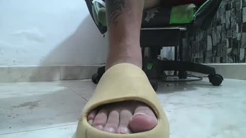 Snapshot of srfindomfeet_ chatting on 06/17/26, 09:01 sr master cum its my old account online show from 06/17/26, 09:01