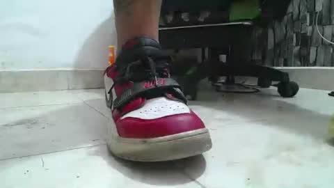 Snapshot of srfindomfeet_ chatting on 06/17/26, 09:05 sr master cum its my old account online show from 06/17/26, 09:05