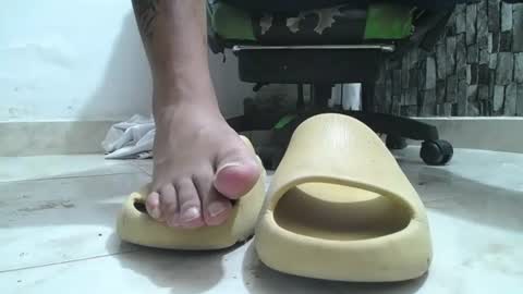 Snapshot of srfindomfeet_ chatting on 06/19/26, 06:40 sr master cum its my old account online show from 06/19/26, 06:40