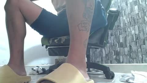 Snapshot of srfindomfeet_ chatting on 06/19/26, 06:45 sr master cum its my old account online show from 06/19/26, 06:45