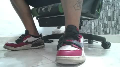 Snapshot of srfindomfeet_ chatting on 06/20/26, 06:49 sr master cum its my old account online show from 06/20/26, 06:49