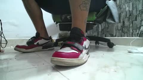 Snapshot of srfindomfeet_ chatting on 06/22/26, 03:25 sr master cum its my old account online show from 06/22/26, 03:25