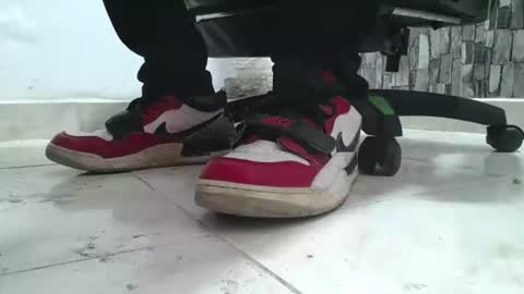 Snapshot of srfindomfeet_ chatting on 06/28/26, 08:48 sr master cum its my old account online show from 06/28/26, 08:48